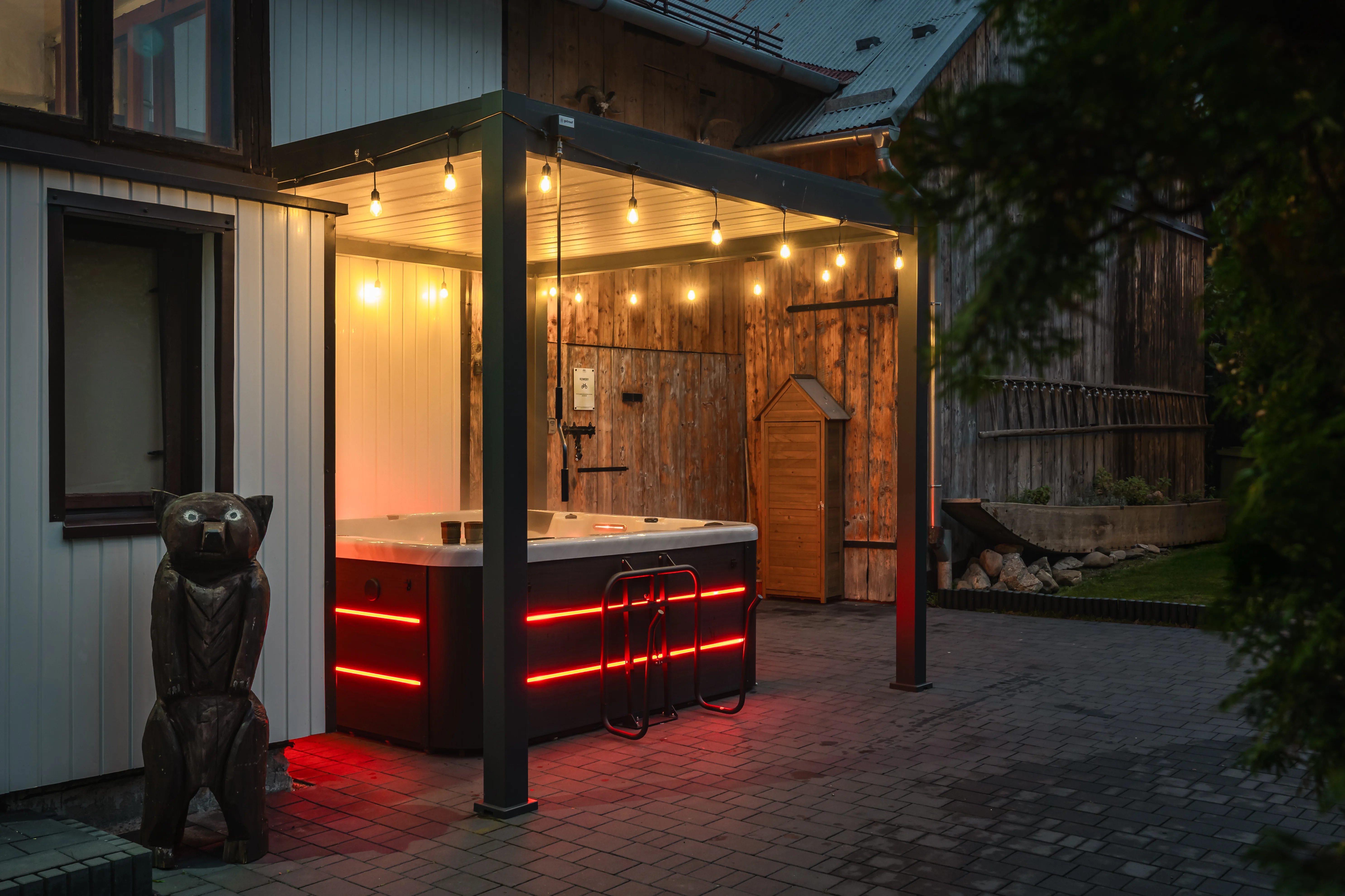 Jacuzzi pod pergolą przy domu Helenówka