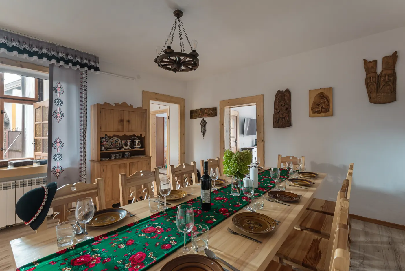 Jadalnia przygotowana dla gości
